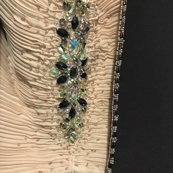 Mongtage formal gown. - Picture 4 of 8